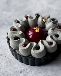 La tarte sésame noir framboise